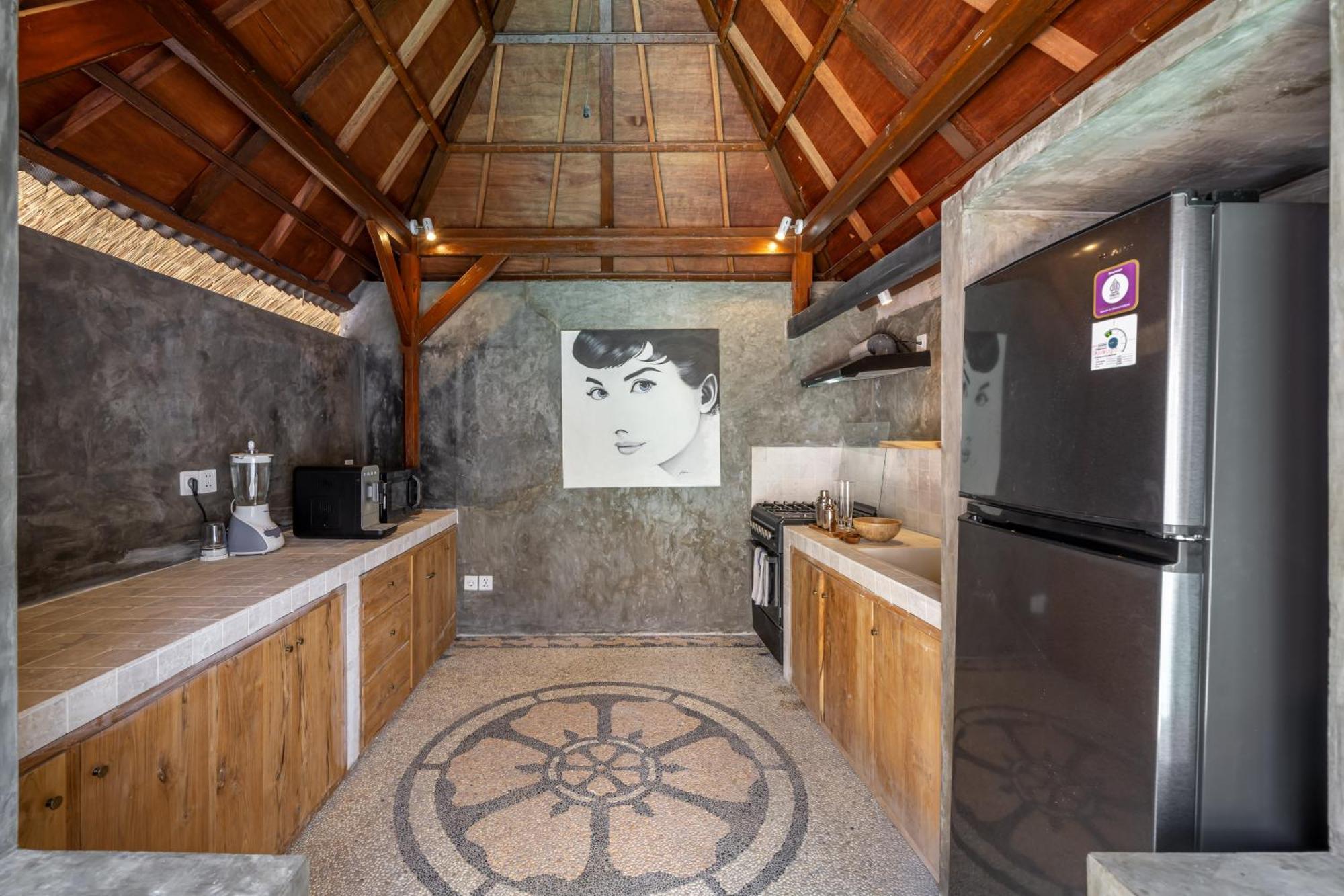 The Hepburn Stylish Single With Shared Pool 900m From Seminyak (Bali)